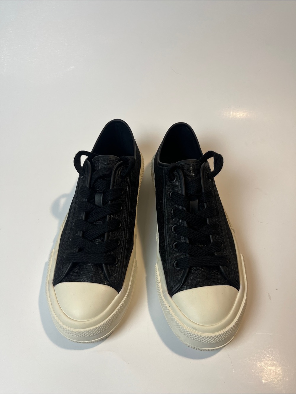 Women’s Sz 8 Guess Carey Black Low-Top Canvas Sneakers with Cream Toe and Sole